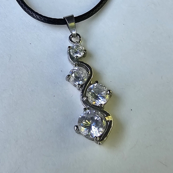 🪩 Curly Gem Drop Necklace - Picture 4 of 8